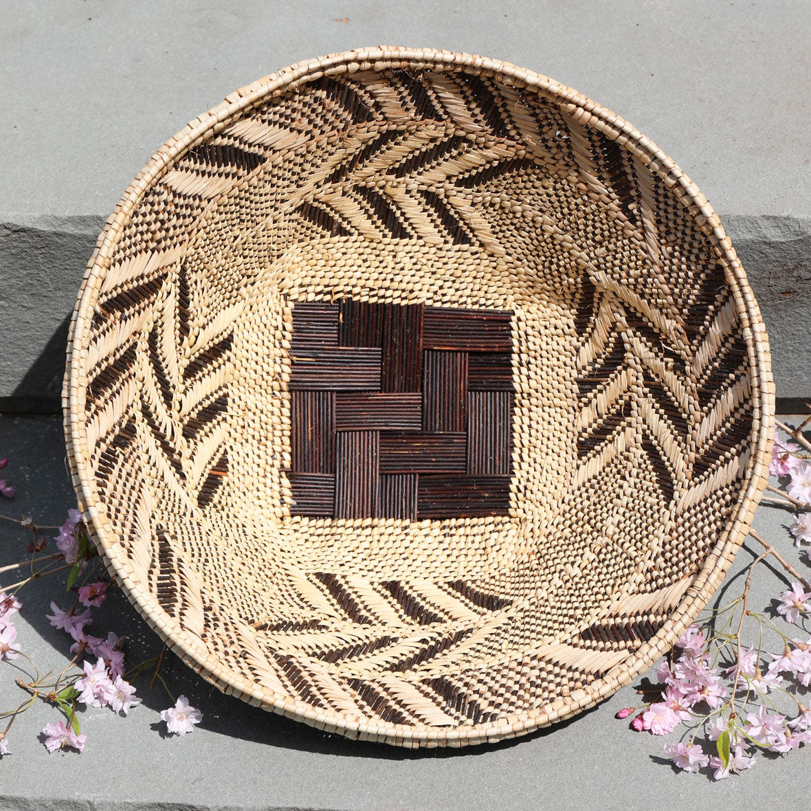 4-leaf-woven-stick-and-grass-large-fruit-bowl