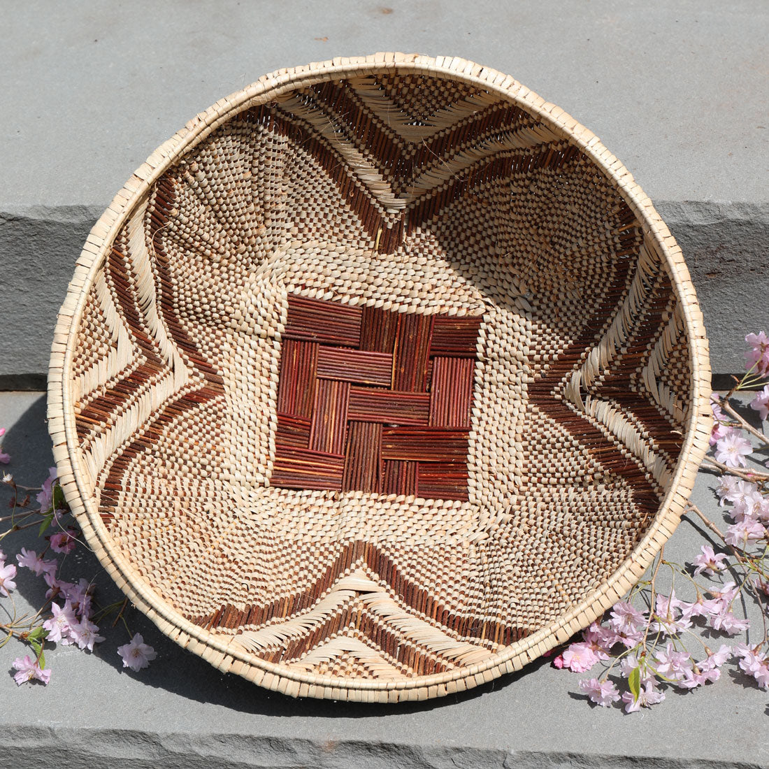 5-geometrical-raw-basket-for-wellness-spa-room-towels