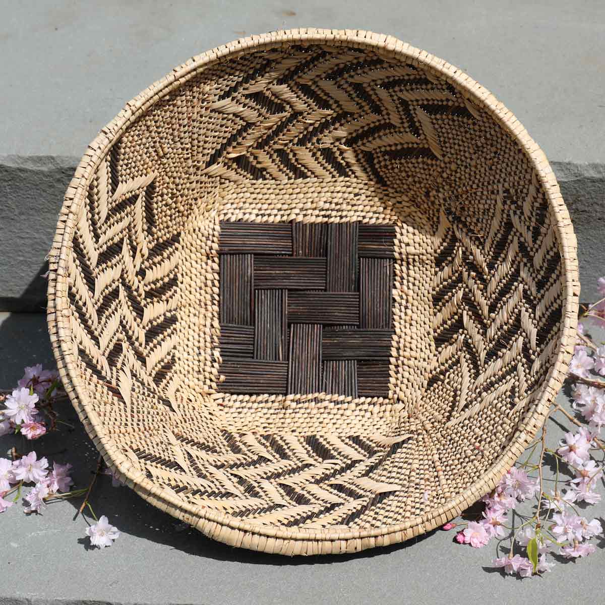 9-zig-zag-brown-and-tan-serving-basket-bowl