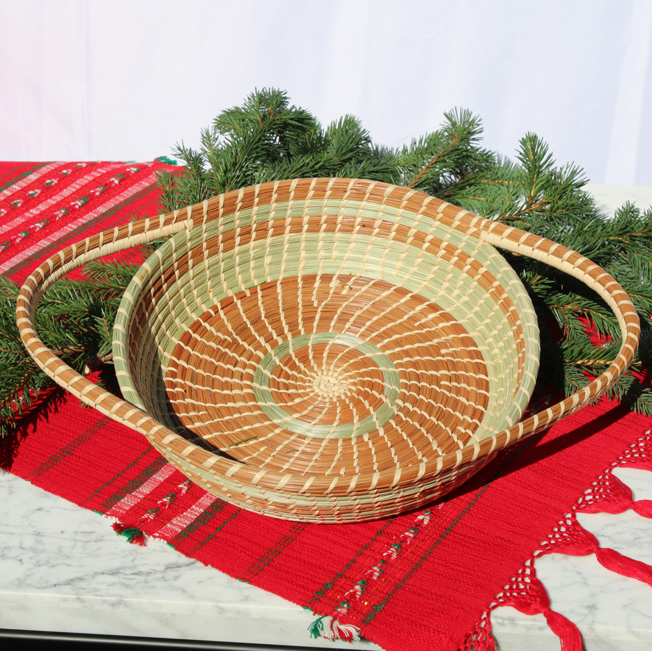    woven-basket-pie-plate-holder